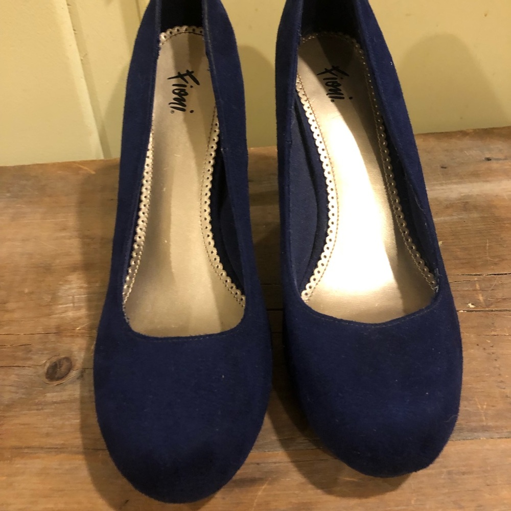 blue pumps